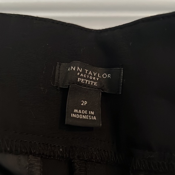 Ann Taylor black cropped pant - Picture 3 of 3
